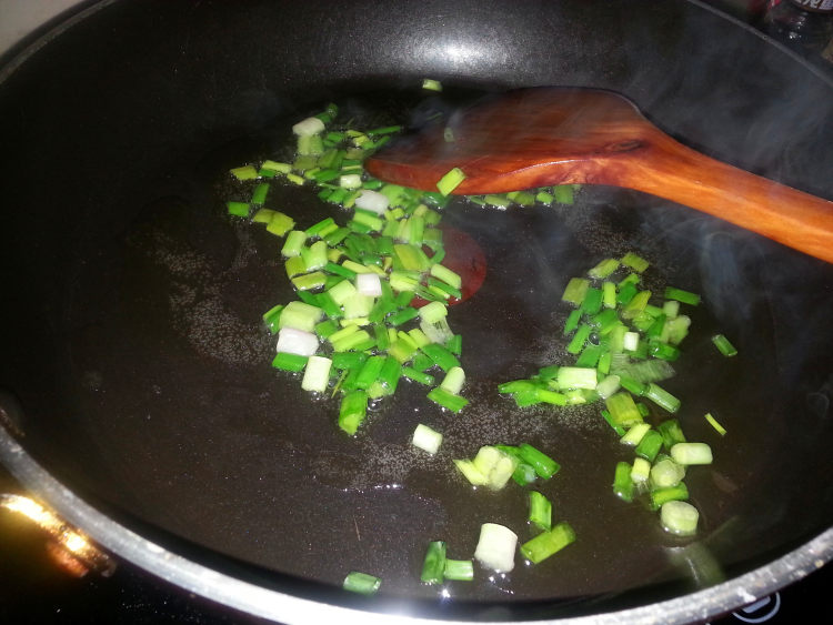 葱油腊肠炒饭步骤2