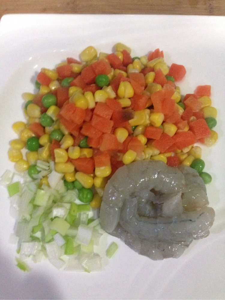 什锦虾仁煲仔饭步骤1