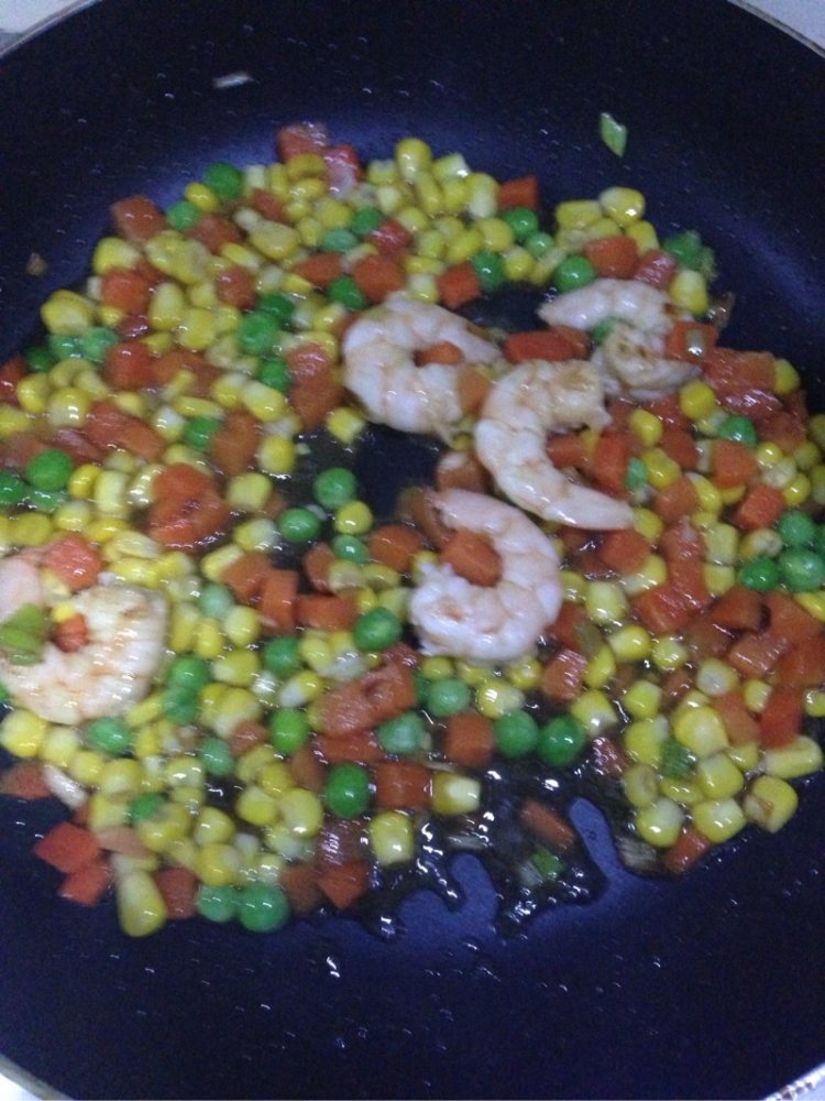 什锦虾仁煲仔饭步骤3