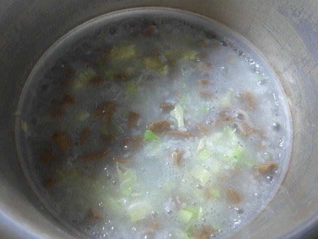 圆白菜牛筋丸大米粥步骤7