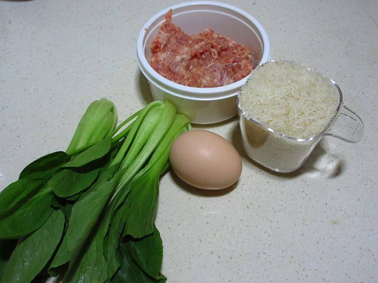 肉饼窝蛋煲仔饭步骤1