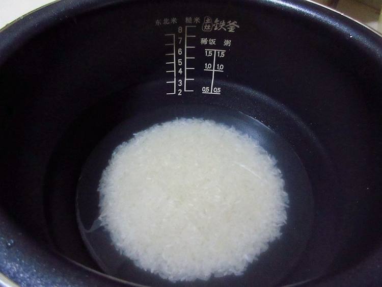 肉饼窝蛋煲仔饭步骤3