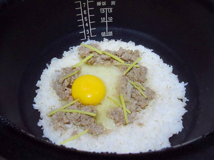 肉饼窝蛋煲仔饭步骤7