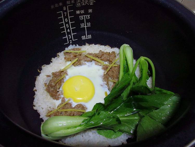肉饼窝蛋煲仔饭步骤9