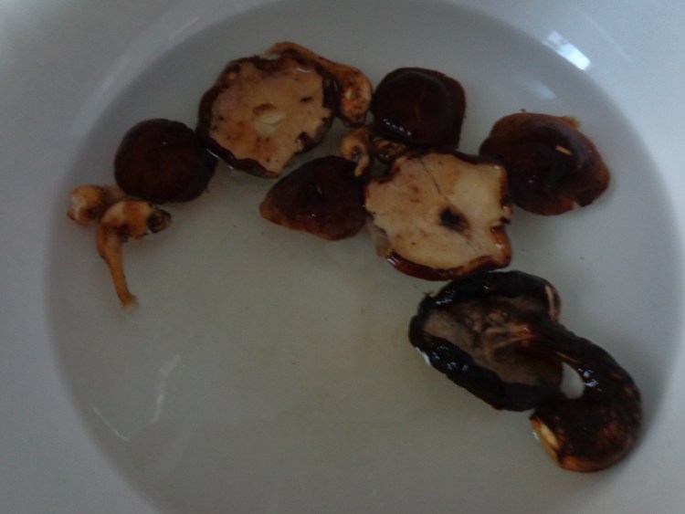 香菇腊肠煲仔饭步骤1
