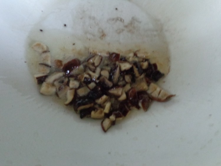 香菇腊肠煲仔饭步骤6
