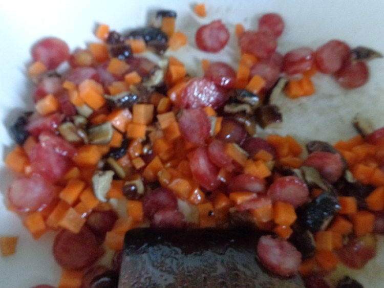 香菇腊肠煲仔饭步骤7