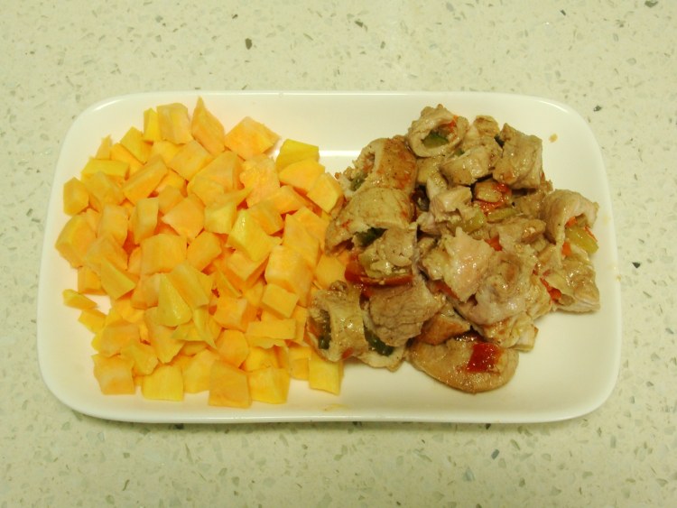 肉卷红薯蒸饭步骤3