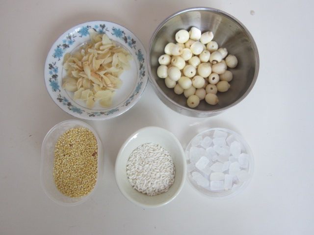 莲子百合小米粥步骤1