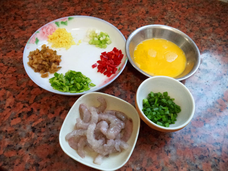 虾仁黄金炒饭步骤4