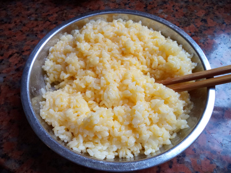 虾仁黄金炒饭步骤3