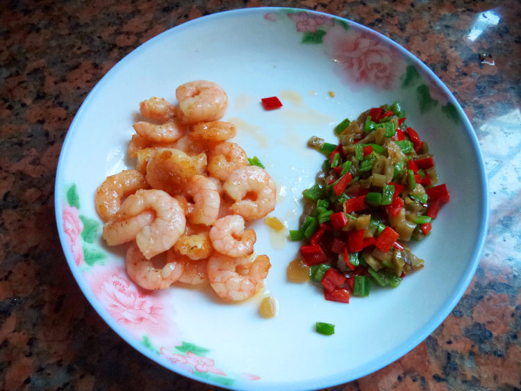 虾仁黄金炒饭步骤6