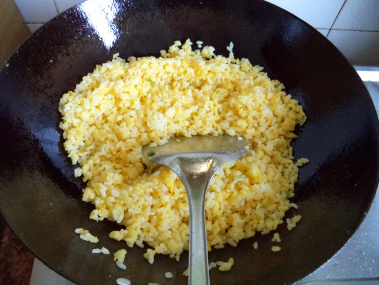 虾仁黄金炒饭步骤8