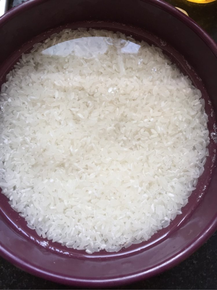 虾仁竹筒饭步骤1