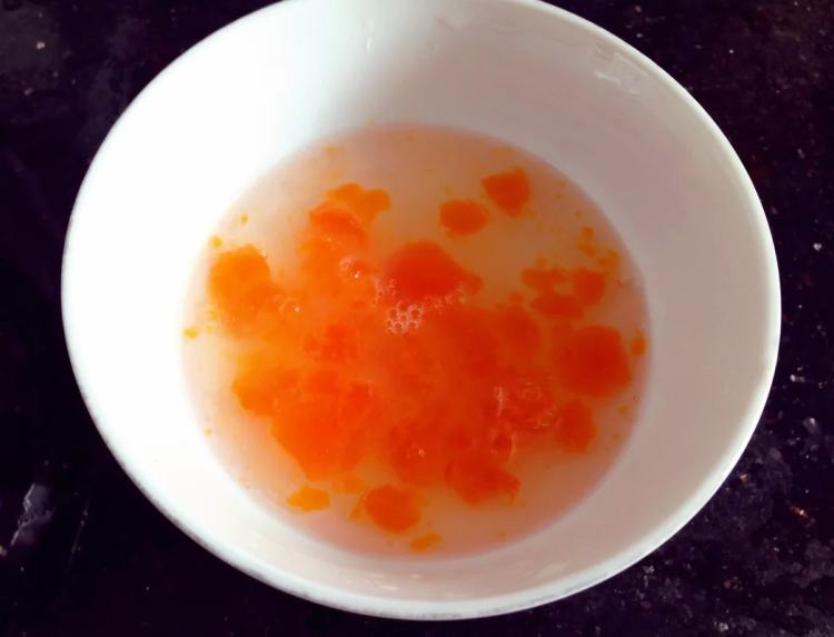 生滚咸蛋瘦肉粥步骤1