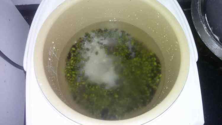 绿豆黑米银耳粥步骤3