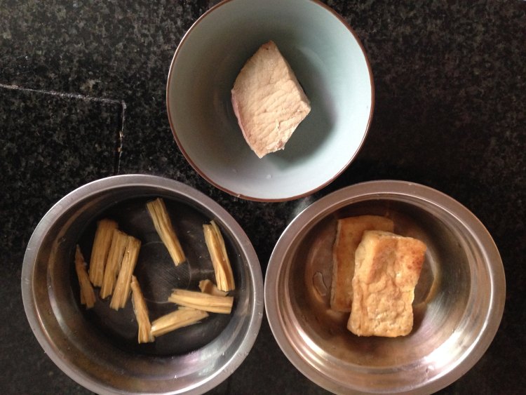 【手工美食】时蔬卤肉步骤1