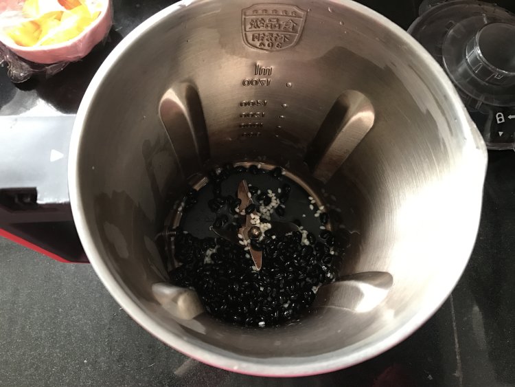 糯米黑豆浆步骤3