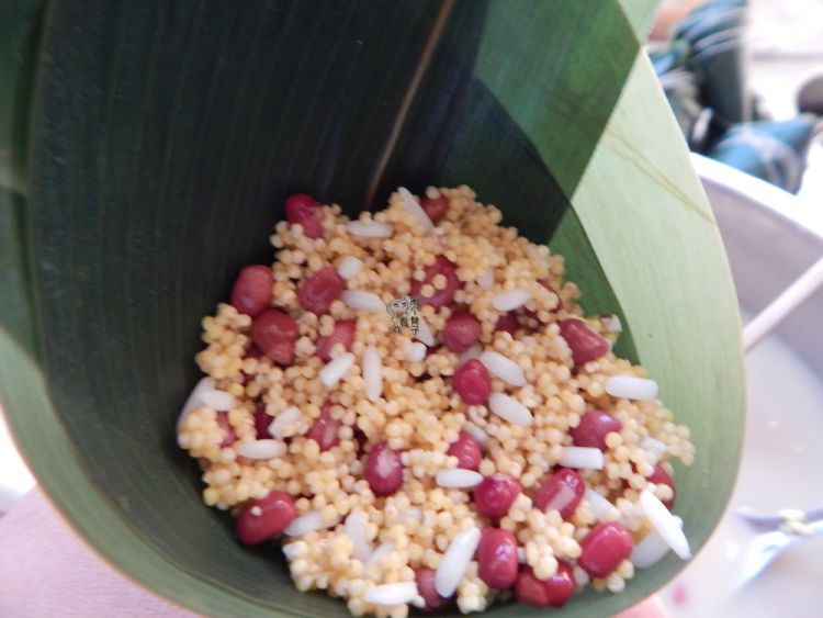 红豆小米蜜枣粽子步骤7