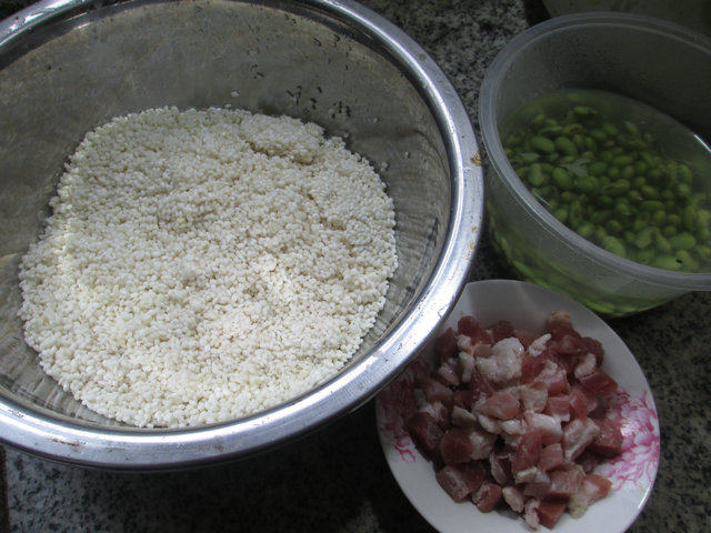 咸肉青黄豆糯米粽步骤1