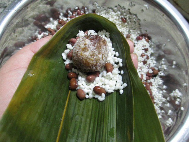 蜜枣红豆糯米粽步骤6
