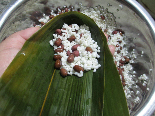 蜜枣红豆糯米粽步骤5
