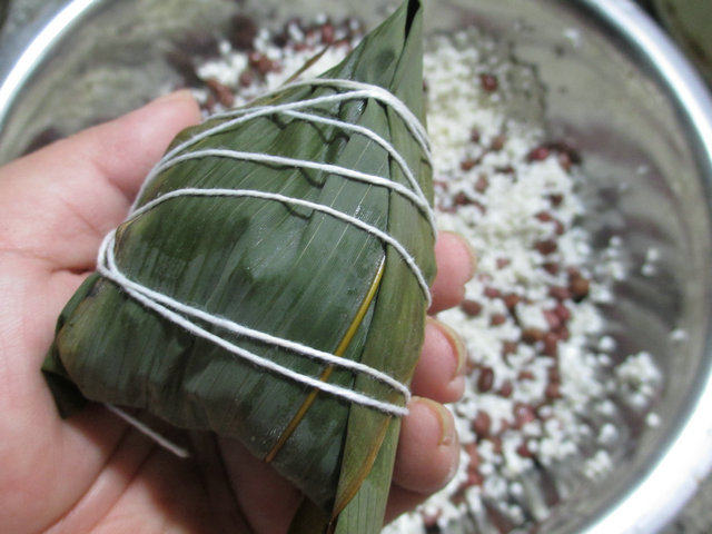 蜜枣红豆糯米粽步骤8
