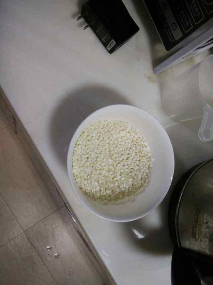 火腿皮蛋粥#多效护理步骤1
