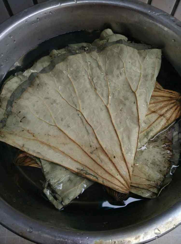 腊肠荷叶饭步骤1