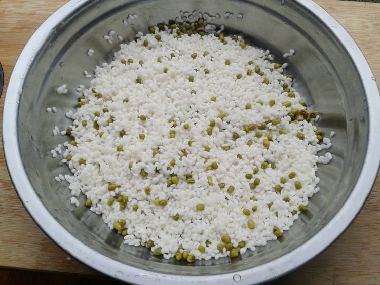 【手工美食】绿豆粽子步骤3