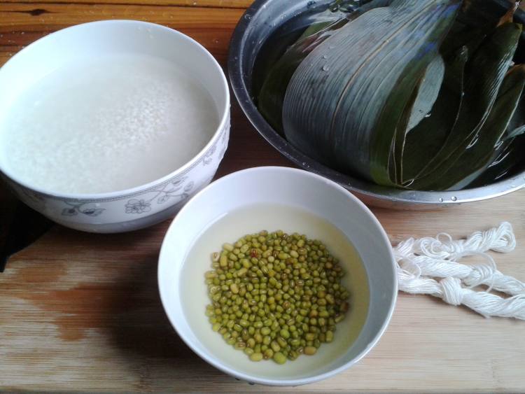 【手工美食】绿豆粽子步骤1