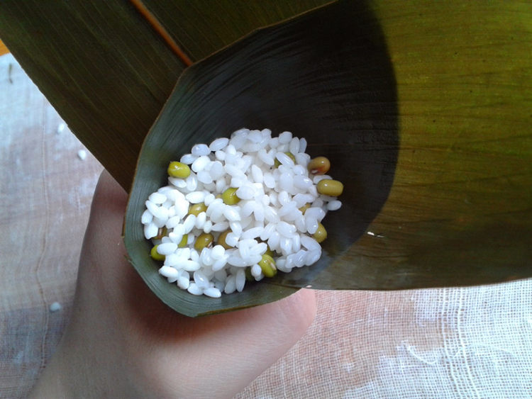 【手工美食】绿豆粽子步骤7