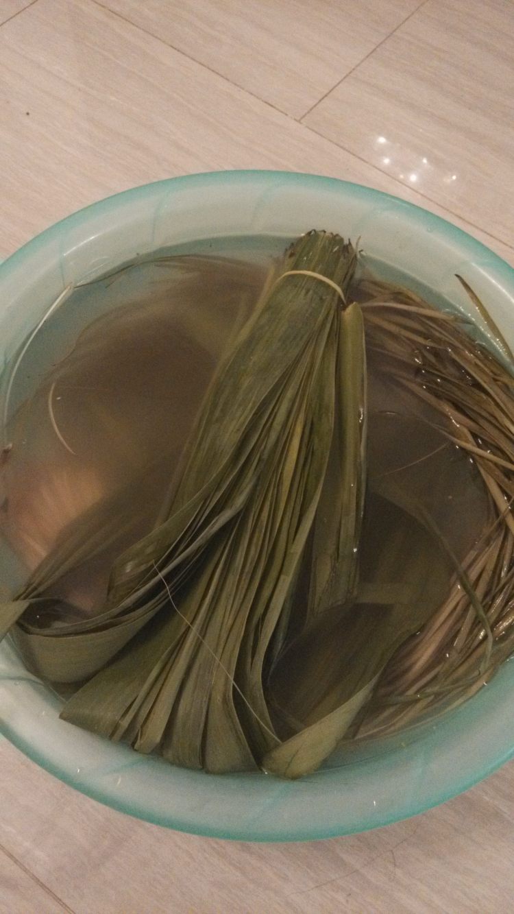 蜜枣无谷和腊肠粽子步骤2
