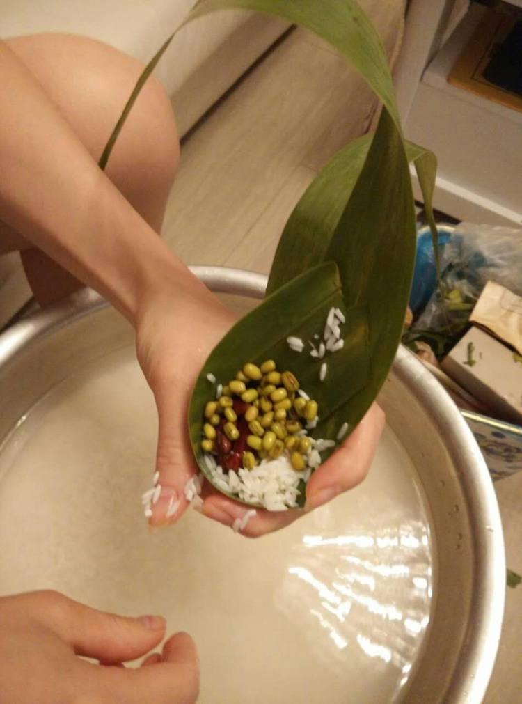 蜜枣无谷和腊肠粽子步骤5