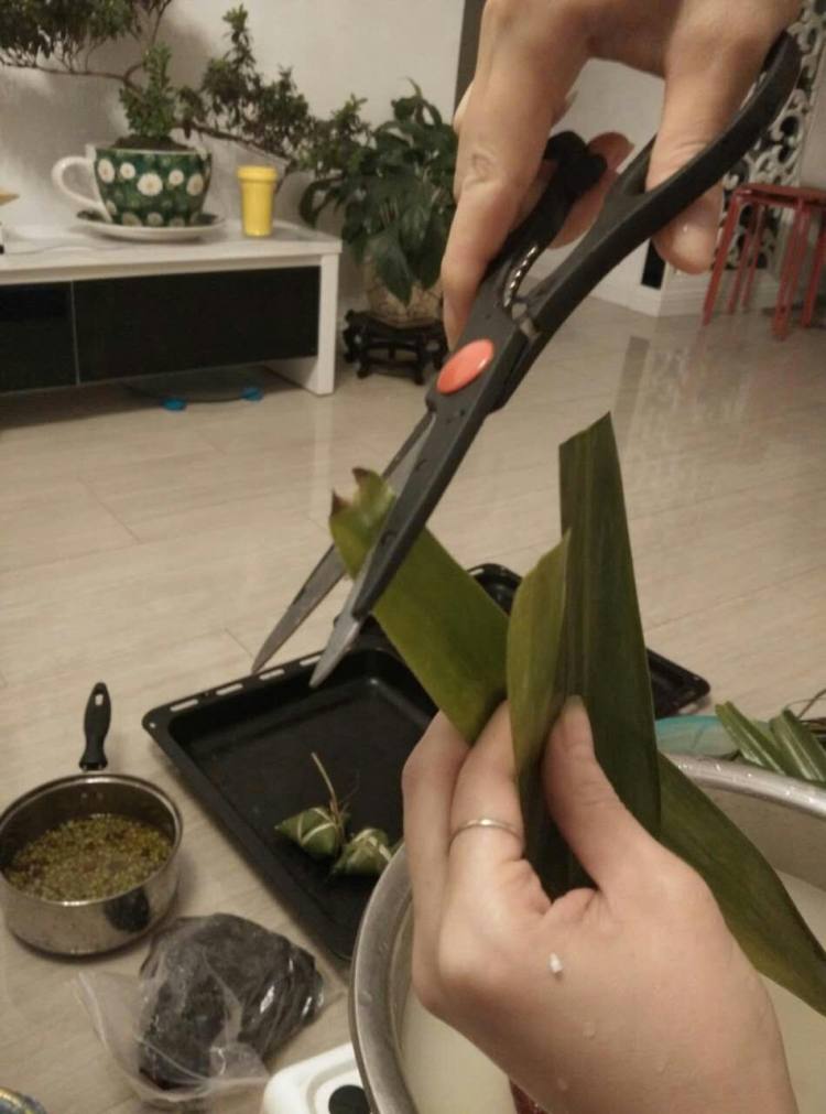 蜜枣无谷和腊肠粽子步骤3