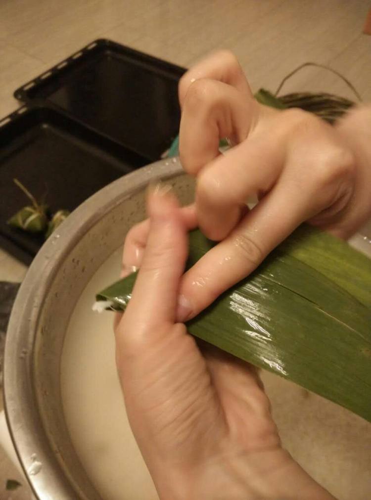 蜜枣无谷和腊肠粽子步骤6