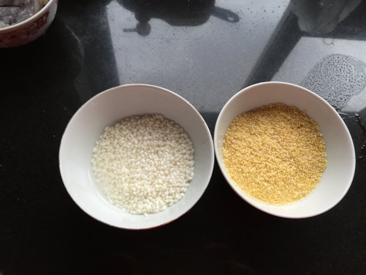 小米荠菜虾仁粥步骤1