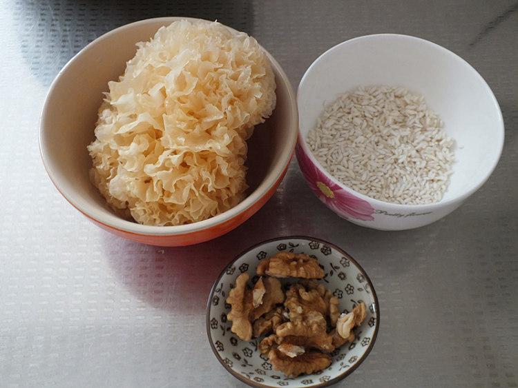 核桃银耳米糊步骤1