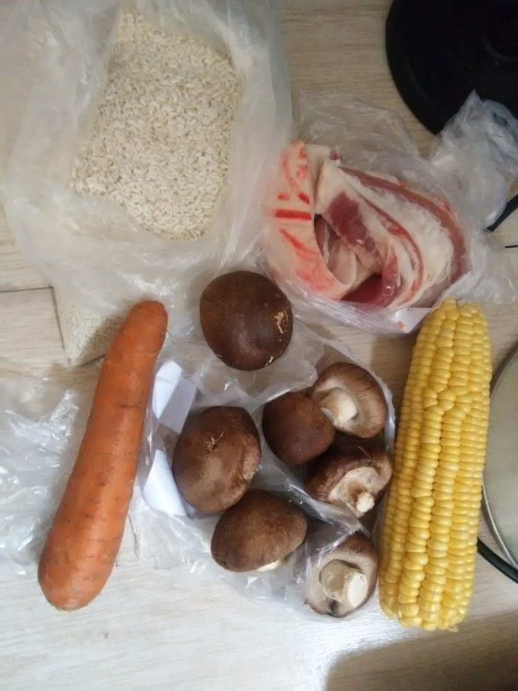 玉米香菇糯米饭步骤1