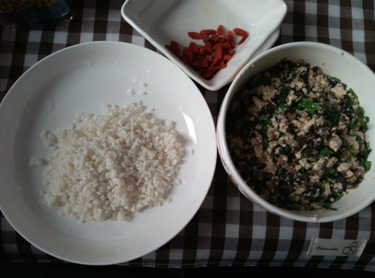 肉末木耳豆腐糯米饭团步骤1