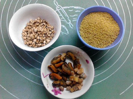 干贝淡菜薏仁小米粥步骤1