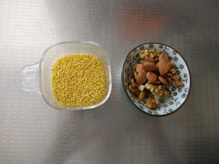 核桃小米粥步骤1