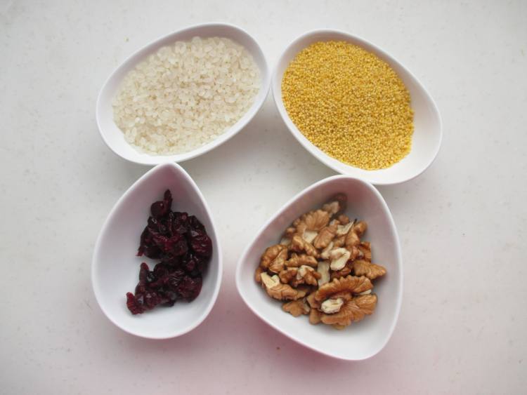 小米蔓越莓核桃粥步骤1