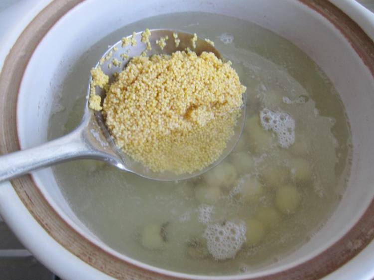 桂圆莲子小米粥步骤5