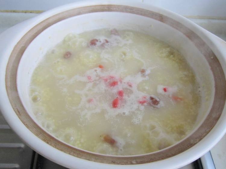 桂圆莲子小米粥步骤8