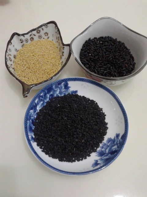 小米黑米芝麻糊步骤1