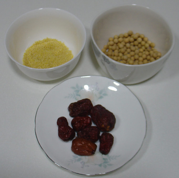 小米红枣豆浆步骤1