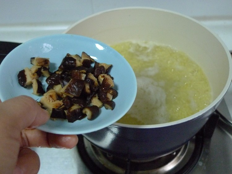 海参香菇小米粥步骤6