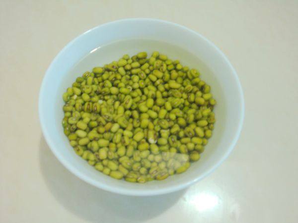 绿豆莲藕小米粥步骤1