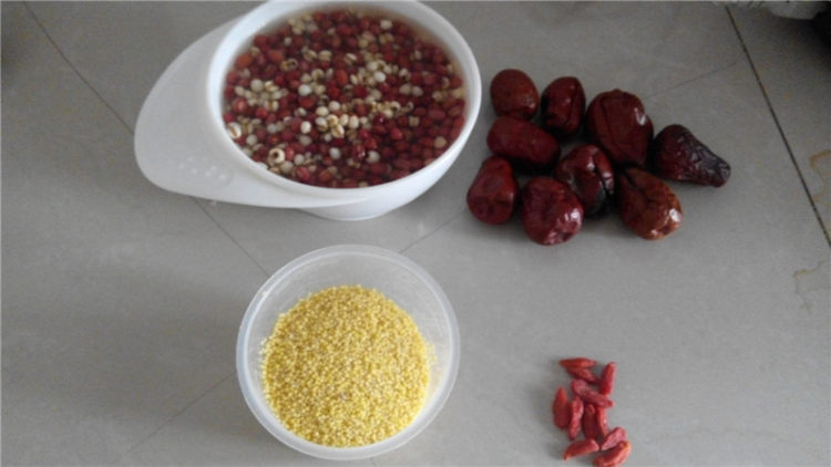 红豆薏米小米红枣粥步骤2